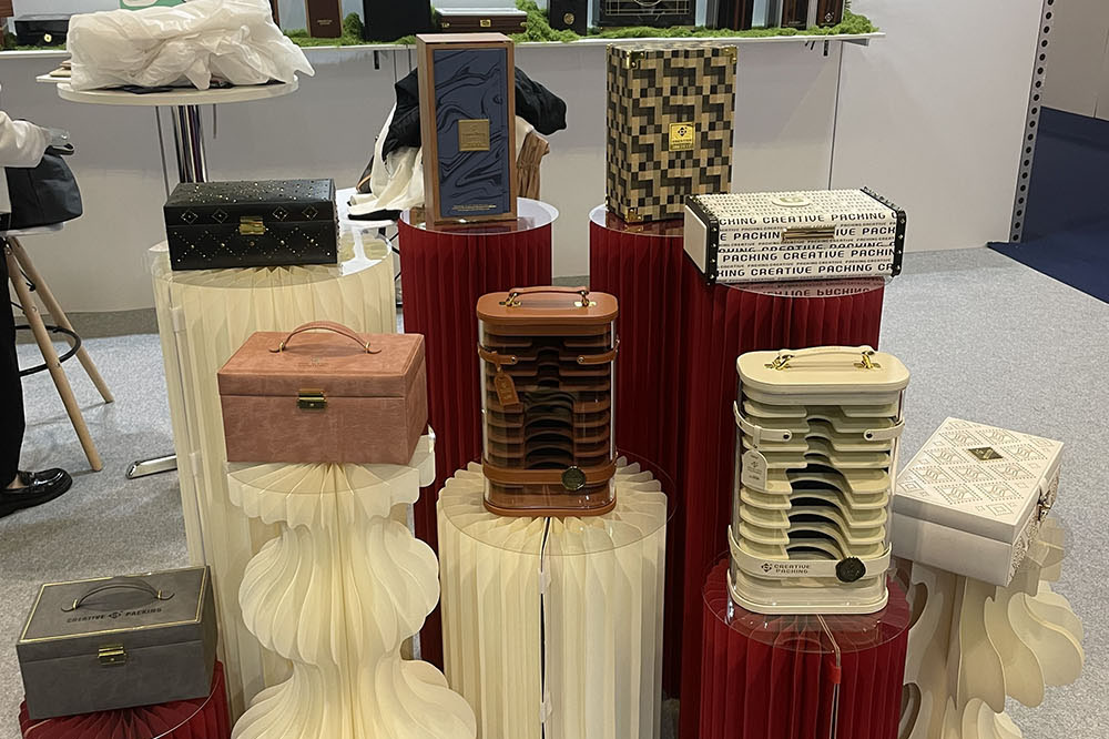 How to Enhance The Uniqueness of Festive Gifts Through Customized Wine Boxes