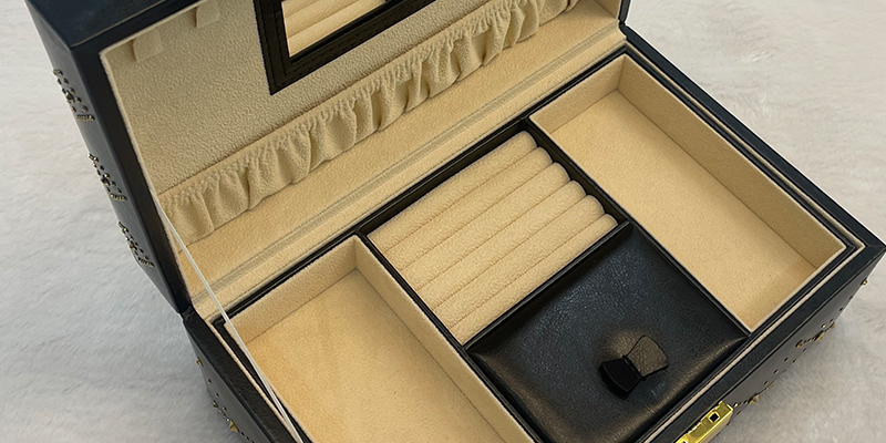 What Anti-Tarnish Jewelry Box Linings Actually Do (And When They Stop Working) What Anti-Tarnish Jewelry Box Linings Actually Do (And When They Stop Working)